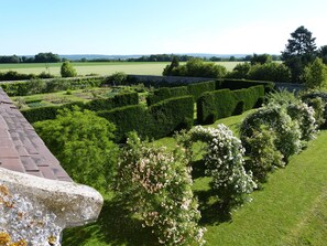 A well-maintained garden with neatly trimmed hedges and flowering bushes. - Manoir du Plessis au Bois (Vauciennes)