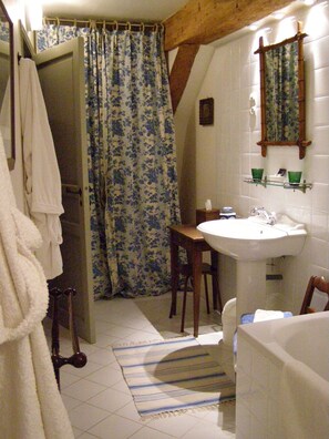 Familien-Suite | Badezimmer | Badewanne und Dusche (separat), Regendusche, kostenlose Toilettenartikel