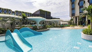 室外泳池;07:00 至 18:00 開放;躺椅