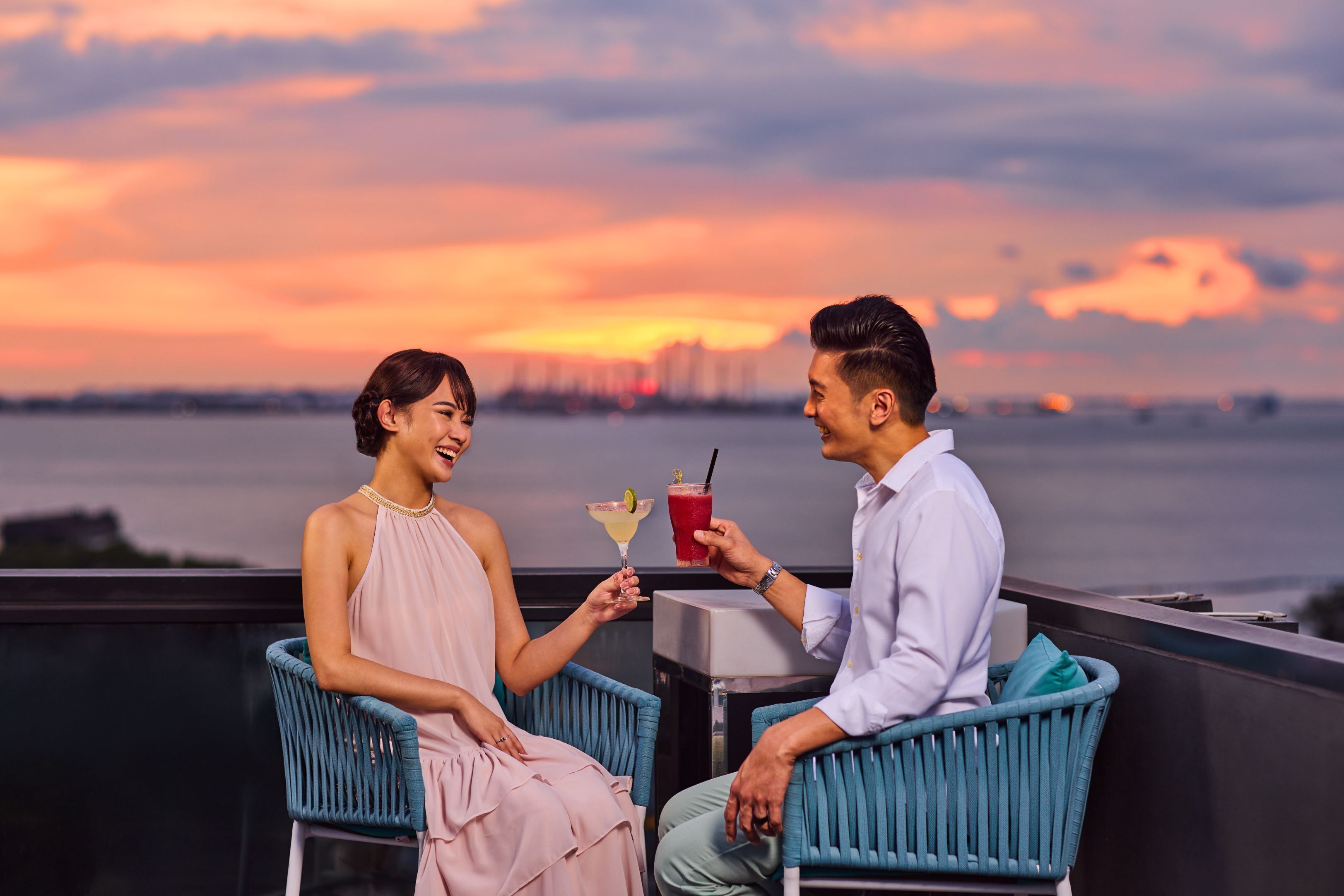 Utendørsbasseng og solsenger