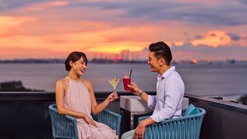 Utendørsbasseng og solsenger