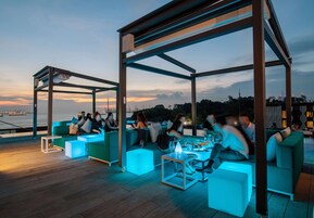 Una piscina al aire libre, sillones reclinables de piscina