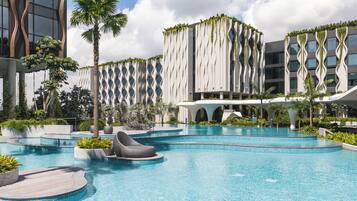 Kolam renang outdoor, dengan kursi berjemur