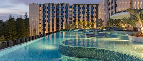 4 outdoor pools, open 8:00 AM to 8:00 PM, sun loungers