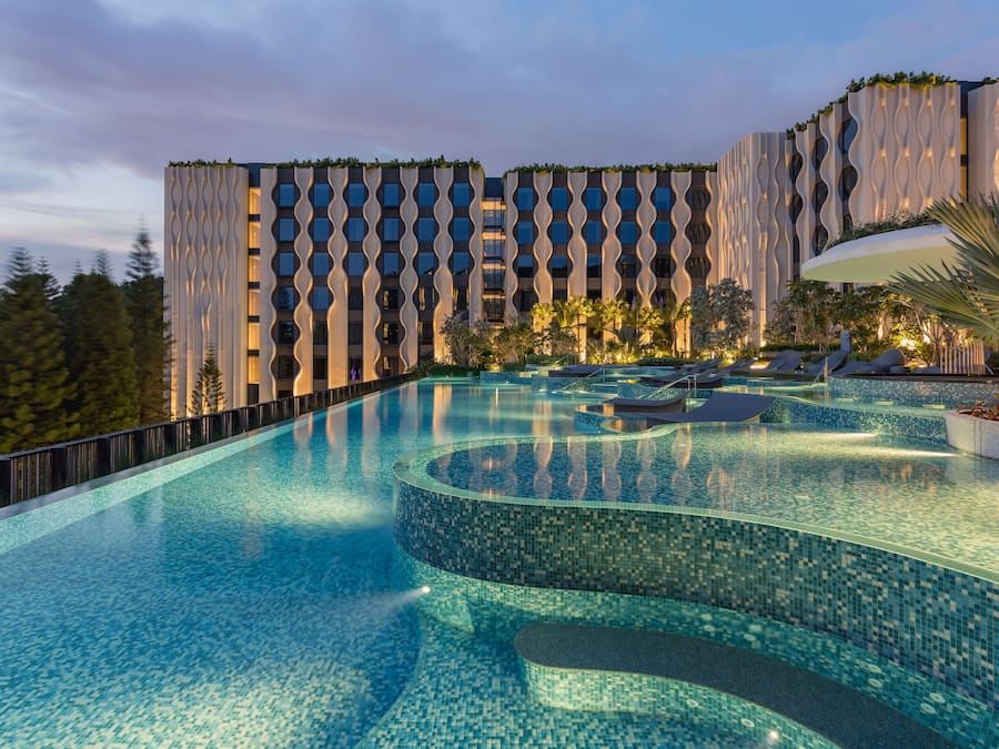 4 outdoor pools, open 8:00 AM to 8:00 PM, sun loungers