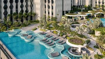4 hồ bơi ngoài trời, mở cửa từ 8:00 đến 20:00, ghế dài tắm nắng