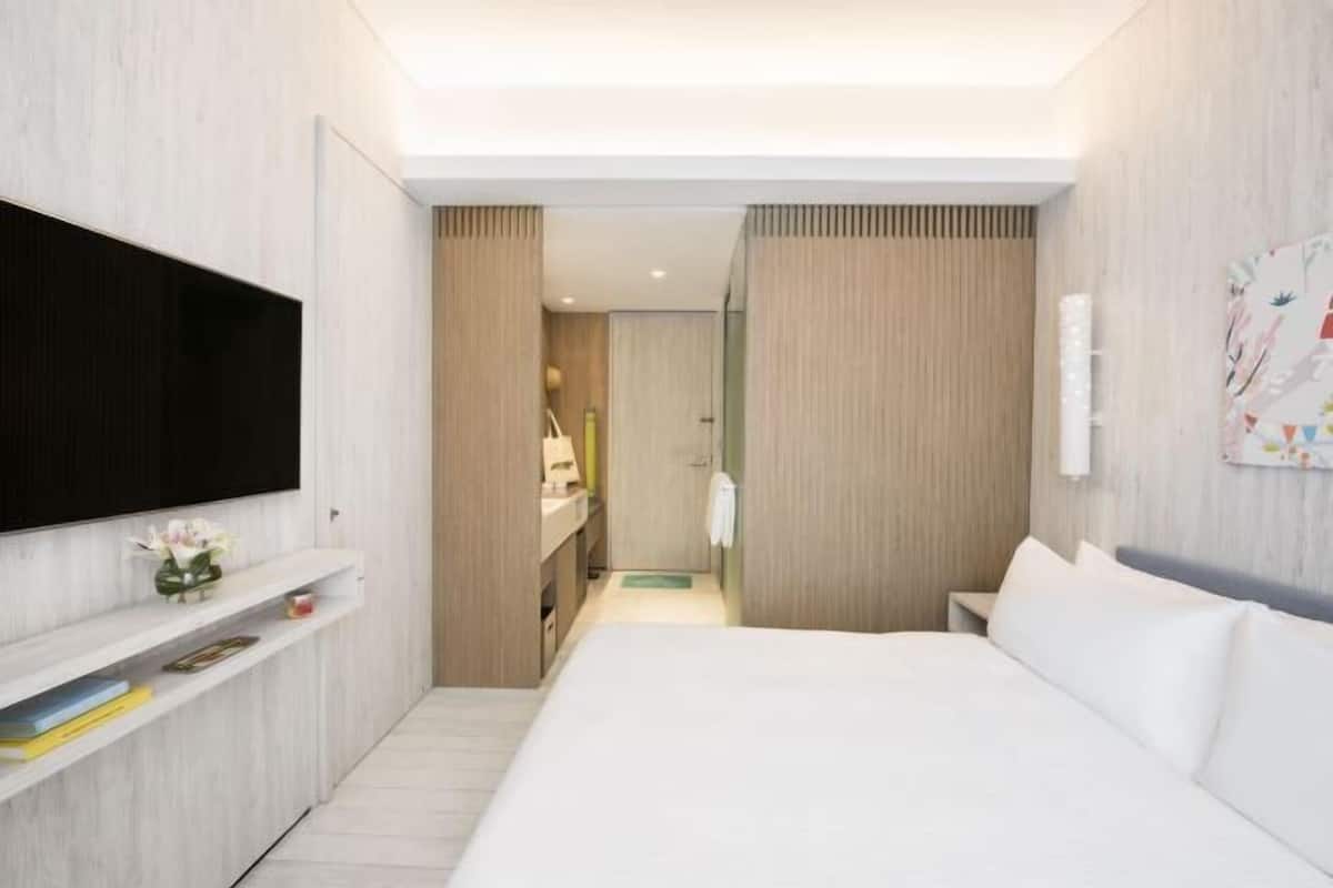 1 bedroom, in-room safe, iron/ironing board, free WiFi