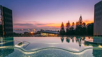 4 outdoor pools, open 8:00 AM to 8:00 PM, sun loungers