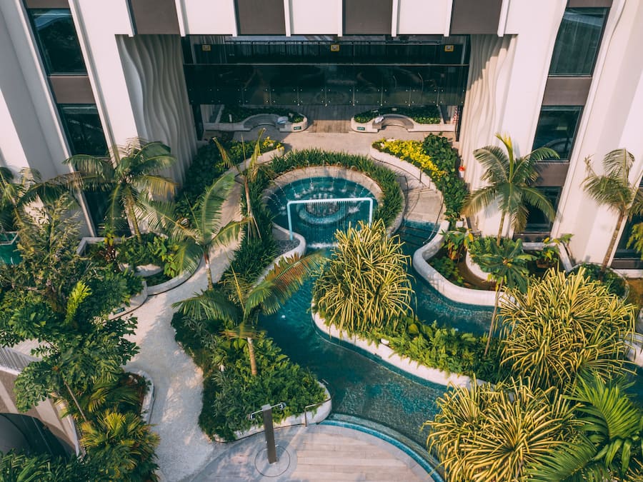 4 udendørs pools, åben fra kl. 08.00 til kl. 20.00, liggestole