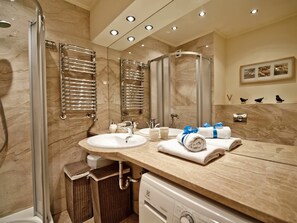 Appartement, 2 chambres (Kasztanowa 9/3) | Salle de bain | Séchoir à cheveux, serviettes fournies, papier de toilette