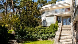 A modern building with a stone staircase leading to a glass door entrance. - Willa Tamara BlueApart Jurata (Jurata)