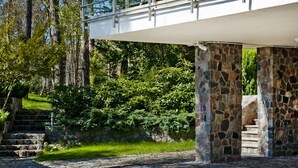 A stone staircase leading up to a modern building with a glass balcony. - Willa Tamara BlueApart Jurata (Jurata)