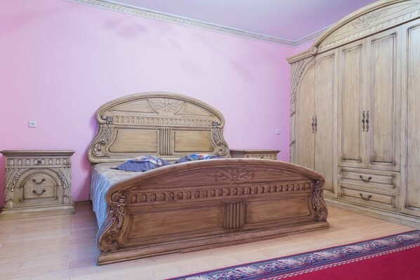 Grand appartement, 1 tweepersoonsbed, niet-roken | Een kluis op de kamer, verduisterende gordijnen, geluiddichte muren