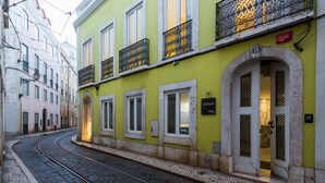 Una calle estrecha con pavimento adoquinado y una vía de tranvía.