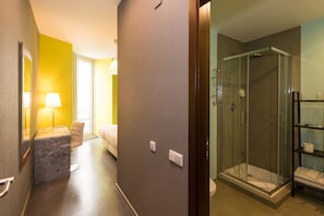 Standard-Doppel- oder -Zweibettzimmer | Badezimmer | Kostenlose Toilettenartikel, Haartrockner, Handtücher