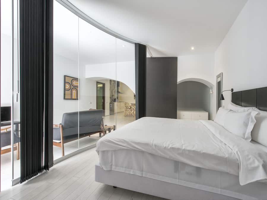 In-room safe, soundproofing, free WiFi, bed sheets