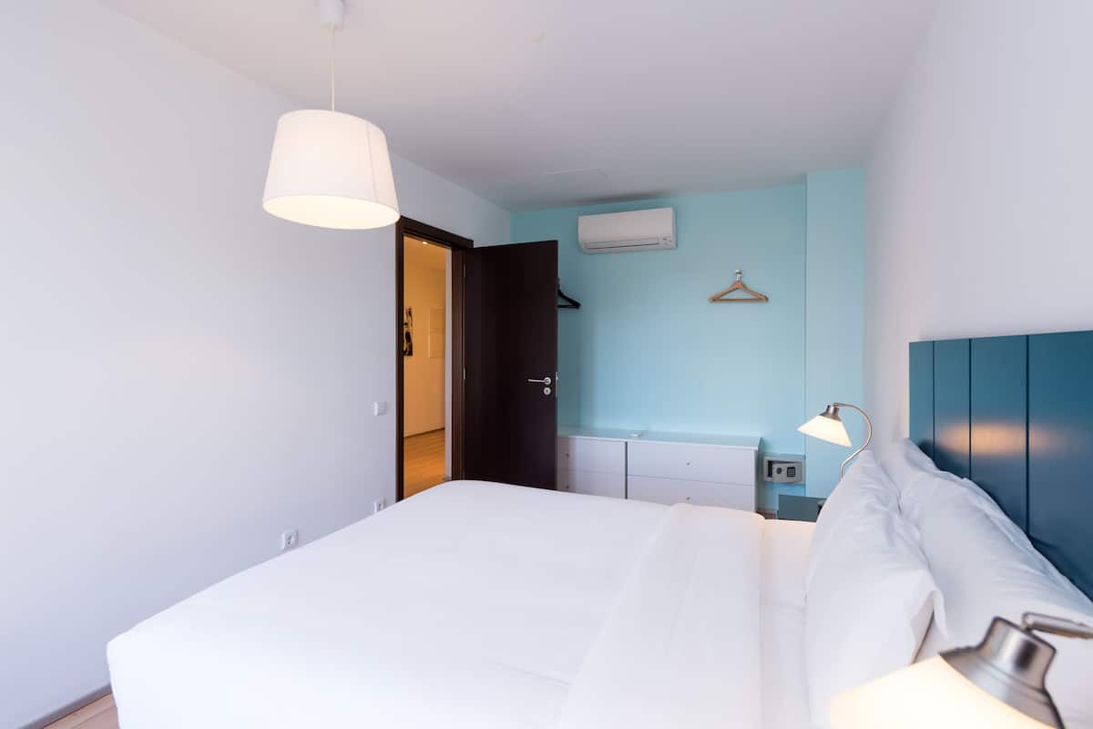 Appartamento, 1 camera da letto, vista giardino | 1 camera, una cassaforte in camera, insonorizzazione, Wi-Fi gratuito