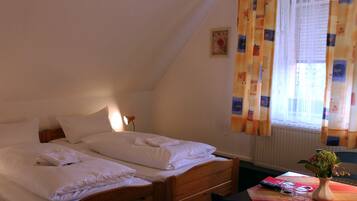 Doppelzimmer, 2 Einzelbetten | Schreibtisch, kostenloses WLAN, Bettwäsche