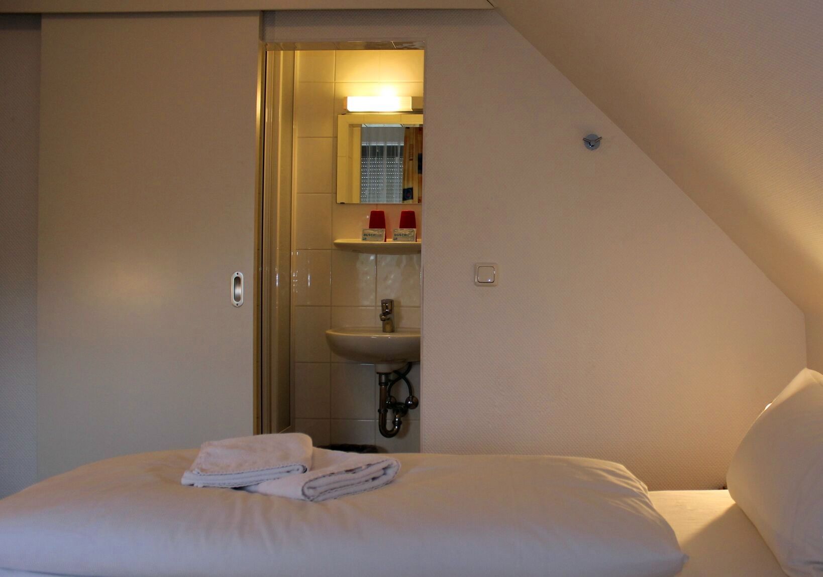 single room | desk, free wifi, bed sheets