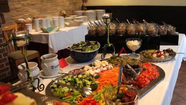 A buffet table with various food items and utensils. - Landgasthaus Veltheimer Hof (Porta Westfalica)
