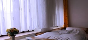 Escriptori, wifi gratuïta i roba de llit