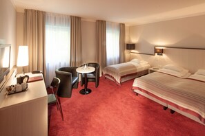 Triple Room | Desk, laptop workspace, blackout drapes, soundproofing - Bergers Airporthotel Memmingen (Memmingerberg)