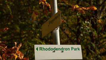 Señales indicativas para el Biergarten y el Parque Rododendro.
