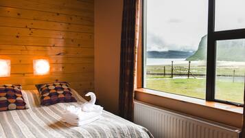 Dobbeltrom – superior, privat bad, sjøutsikt | Blendingsgardiner, lydisolert, wi-fi (inkludert) og sengetøy