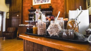 Un mostrador de buffet con diversos alimentos y salsas.