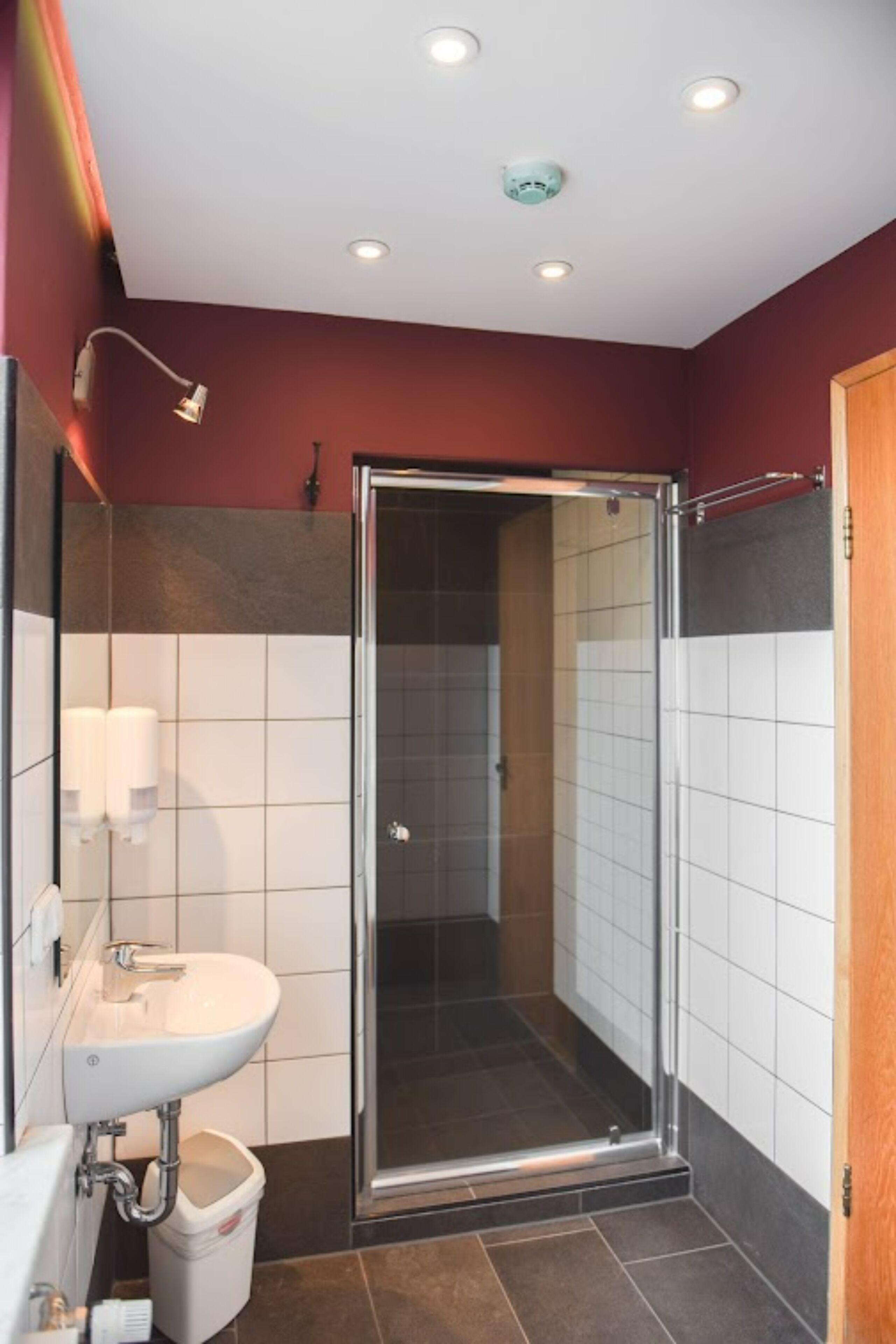 standard triple room | bathroom | shower, free toiletries, hair dryer, towels