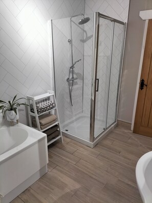Casa de campo | Baño | Ducha, secador de pelo, toallas y jabón