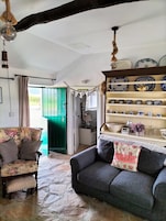 Casa de campo, 1 cama de matrimonio grande, vistas al jardín | Sala de estar | Una televisión de pantalla plana, una chimenea