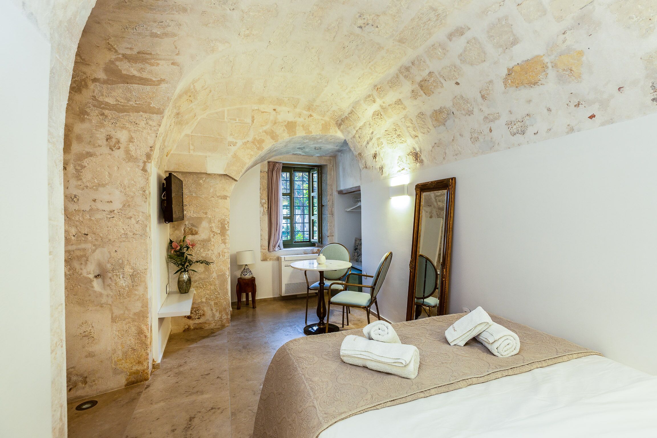 Suite junior, vistas a la ciudad | Caja fuerte, cortinas opacas, tabla de planchar con plancha