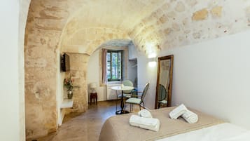 Suite junior, vistas a la ciudad | Caja fuerte, cortinas opacas, tabla de planchar con plancha