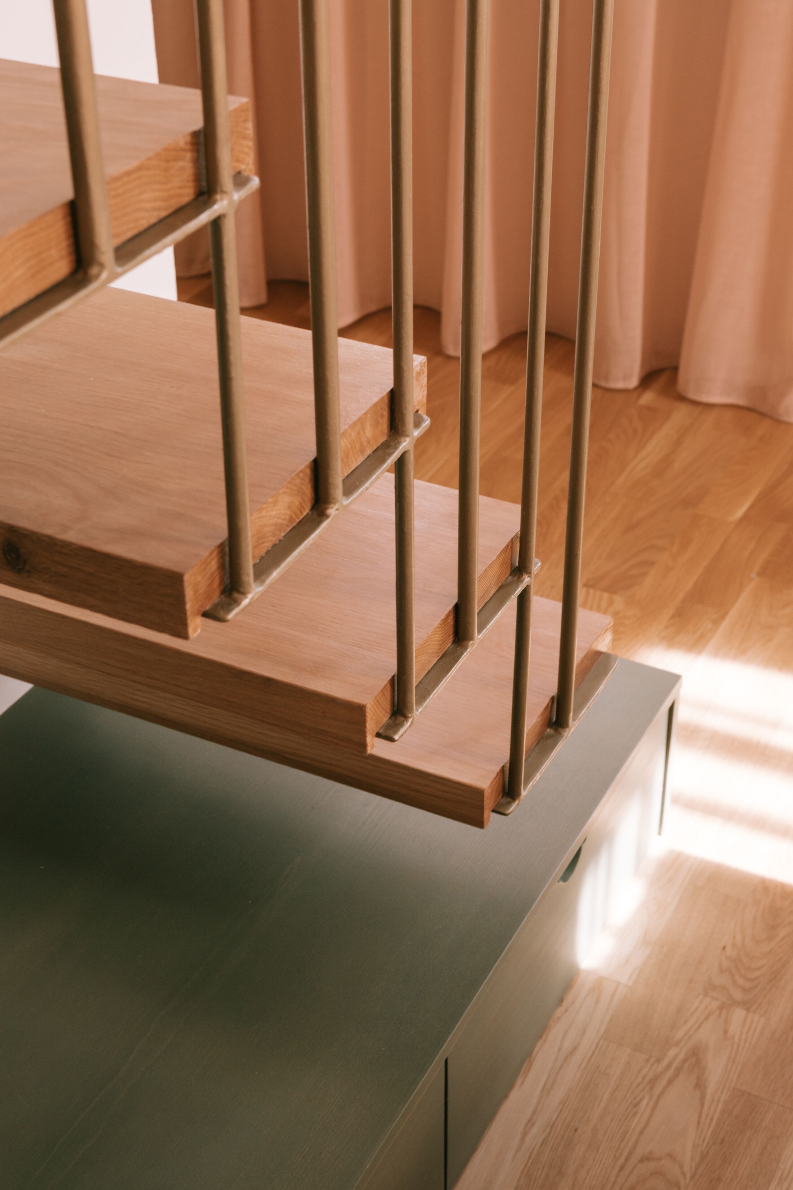 Eine Treppe mit Holzbodenstufen und Metallgeländern.