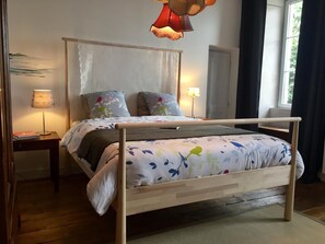 Individually decorated, individually furnished, cribs/infant beds - L'Ermitage (Saint-Vaast-la-Hougue)
