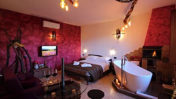 Suíte, banheira | Frigobar, individualmente mobiliados, cortinas blackout