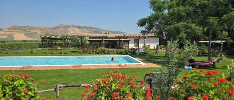 Piscine extérieure en saison