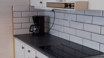 Fridge, oven, stovetop, cookware/dishes/utensils