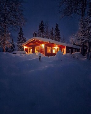 住宿正面 - 傍晚/夜晚