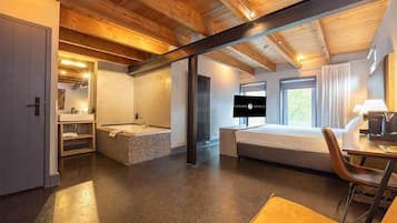 Suite | Een kluis op de kamer, een bureau, een strijkplank/strijkijzer