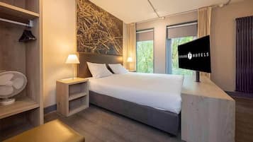 Standaard tweepersoonskamer | Een kluis op de kamer, een bureau, een strijkplank/strijkijzer