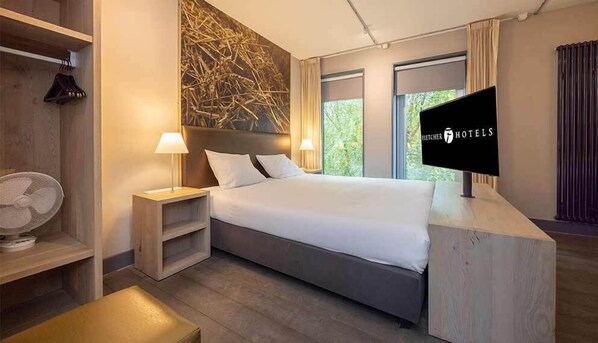 Habitación doble estándar | Caja de seguridad en la habitación y escritorio 