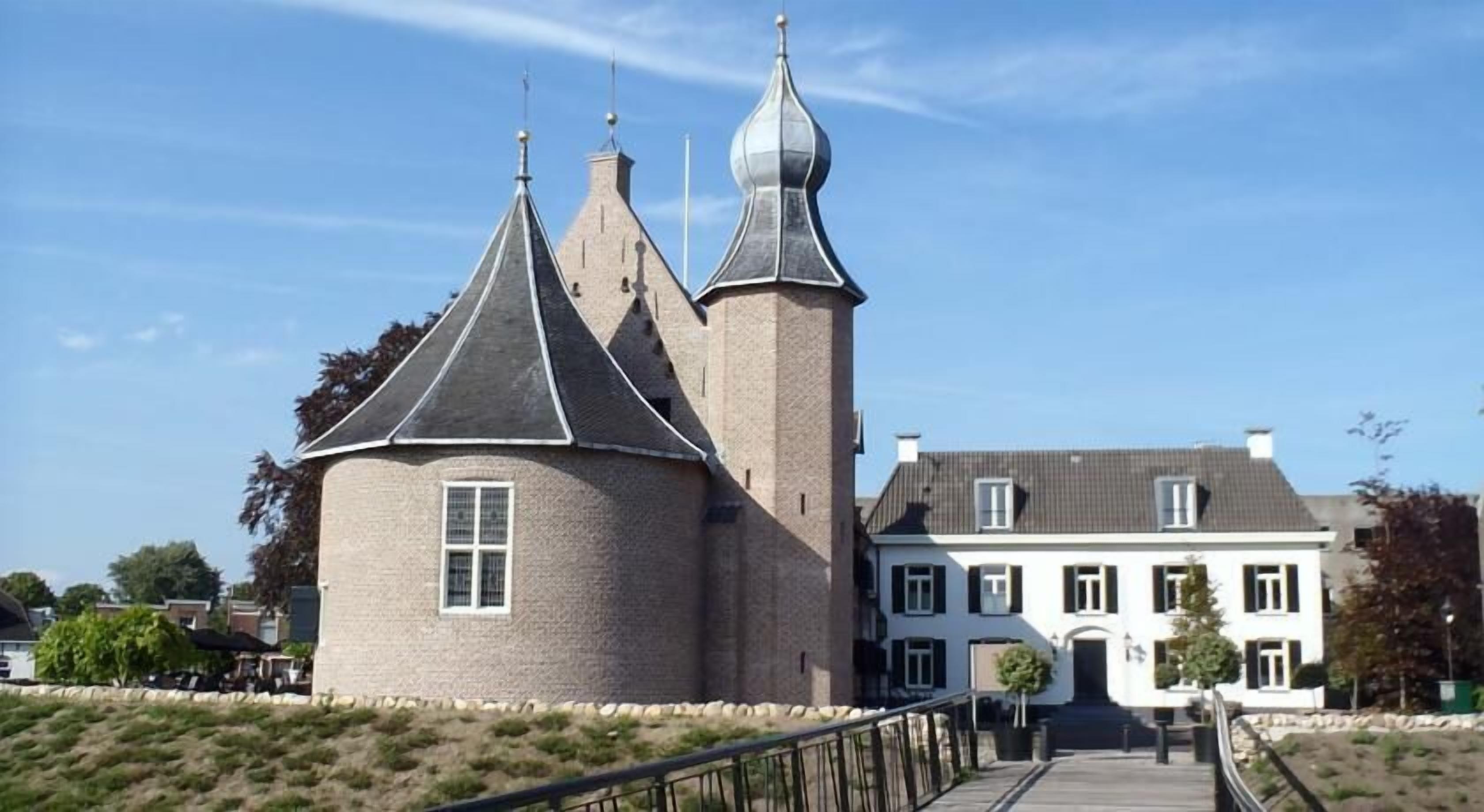 Un bâtiment historique doté d’une tour centrale et d’une annexe plus petite.