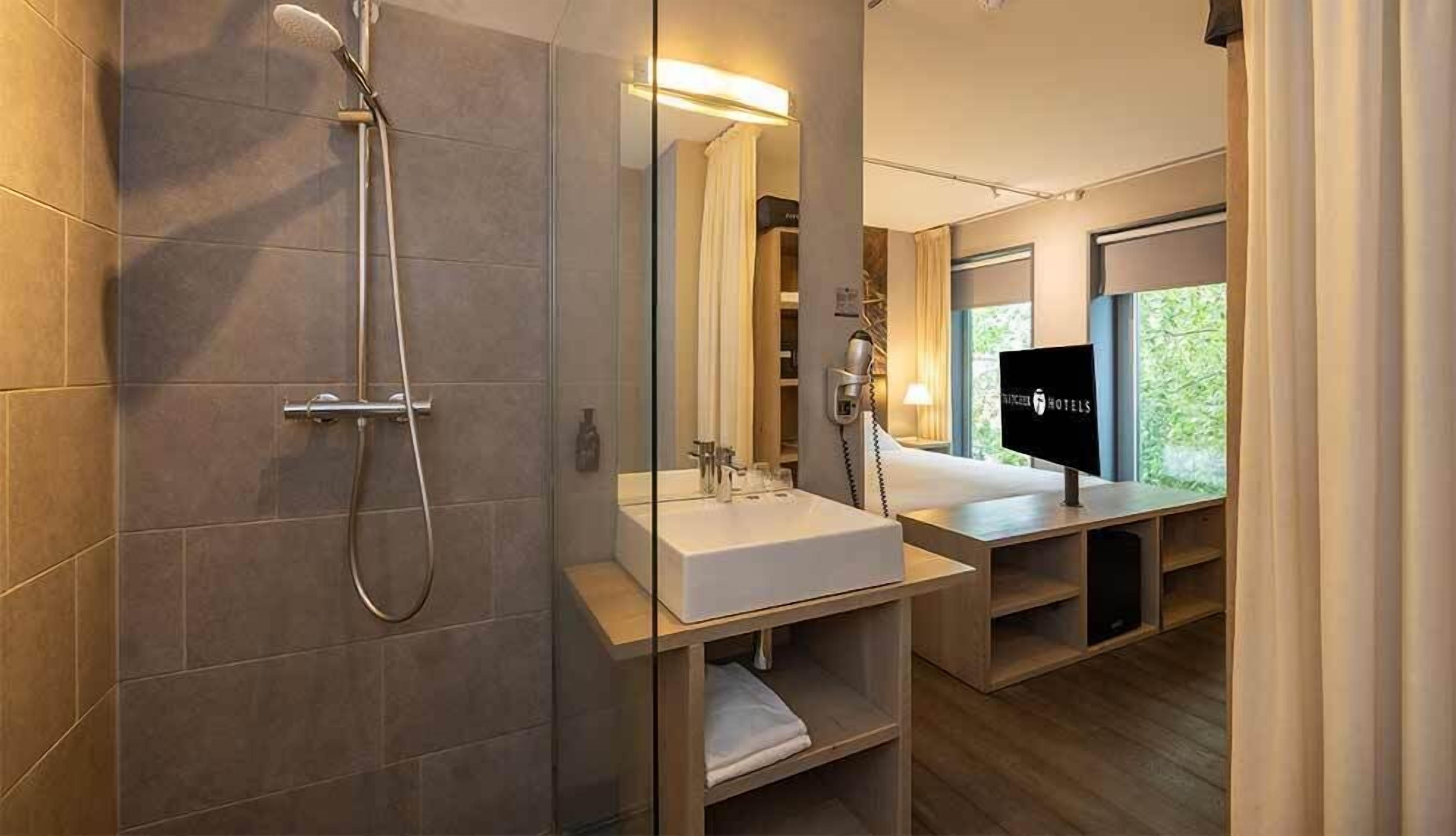 Comfort Double Room | In-room safe, desk, iron/ironing board, free WiFi