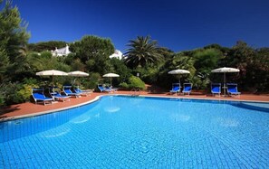 Außenpool (je nach Saison geöffnet), Sonnenschirme, Liegestühle