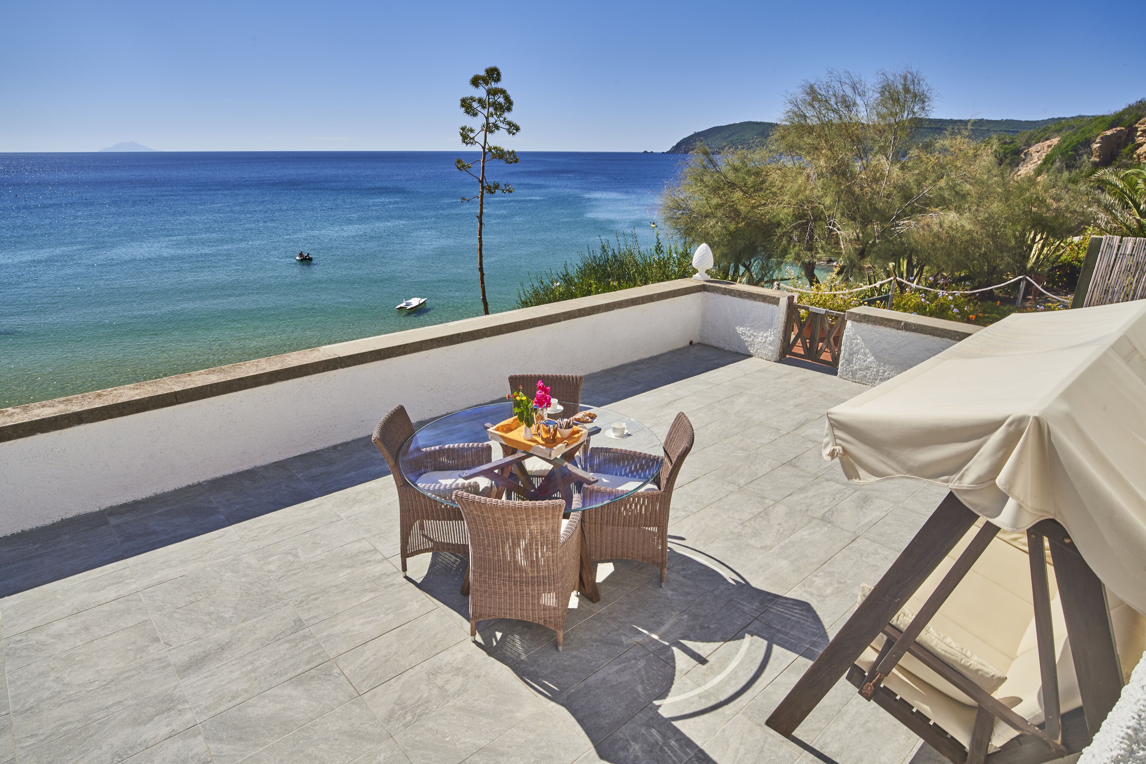 Breakfast, lunch, dinner served; local cuisine, beach views 