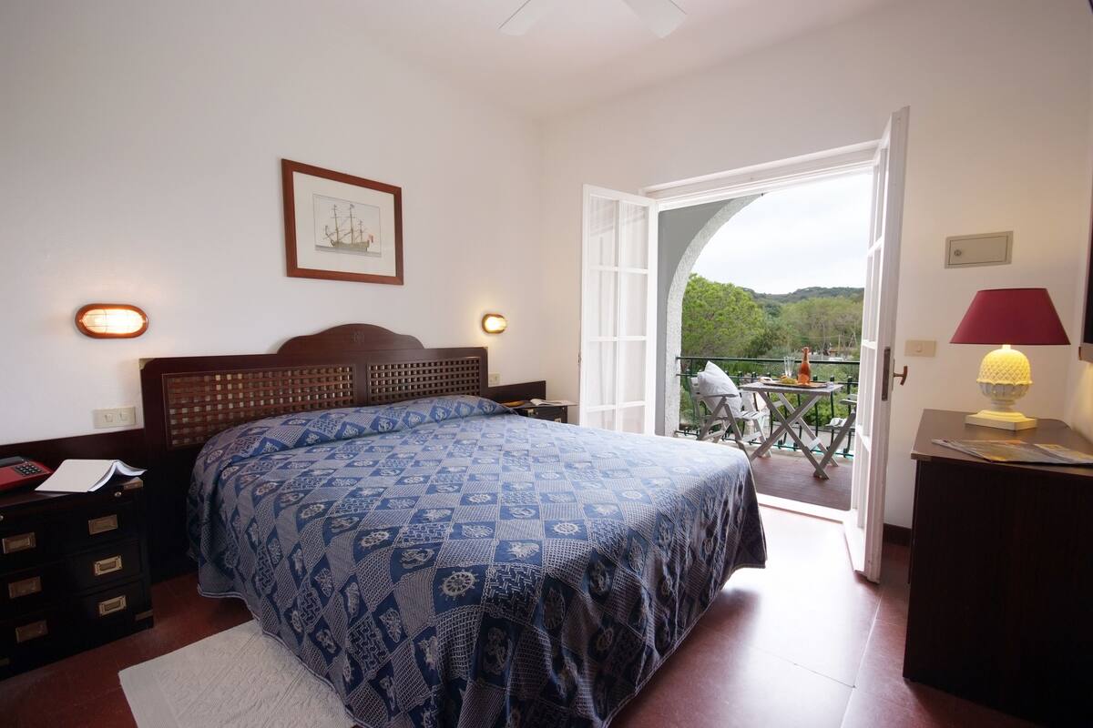 Hypo-allergenic bedding available, down comforters, in-room safe, desk