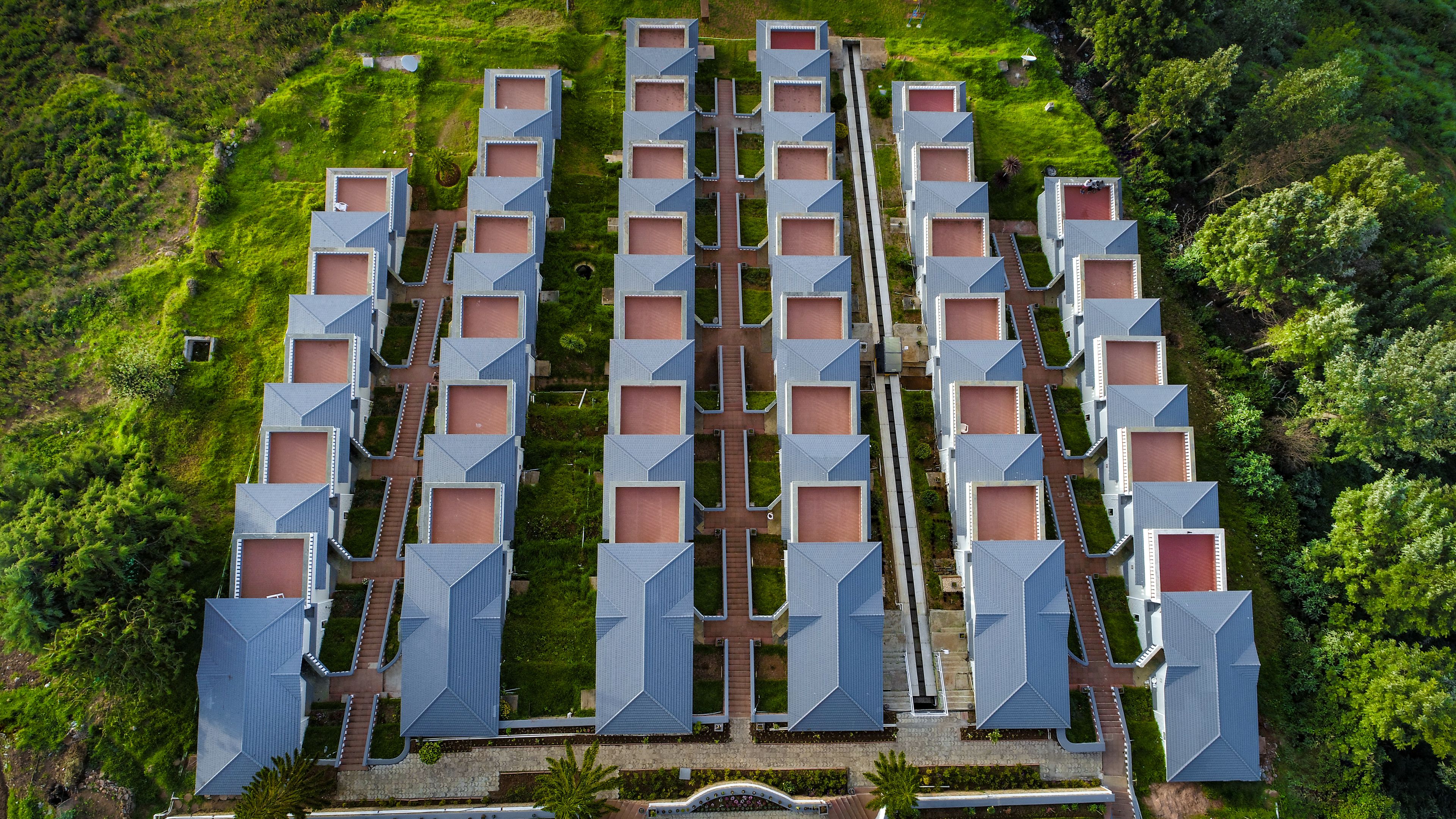 A symmetrical hotel layout with a central corridor and rooms arranged in pairs on either side.