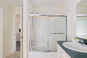 Bathroom - Villa Warren - Comfort - 4 Bedroom (Inverness)